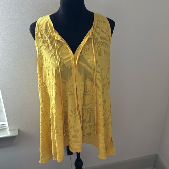CUPIO Sz XL yellow sleeveless textured split collar ties top blouse - Picture 1 of 8